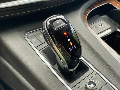 Used 2024 Cadillac Escalade Premium Luxury AWD/4WD image 24