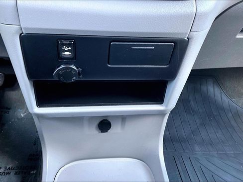 Used 2015 Toyota Sienna LE image 31