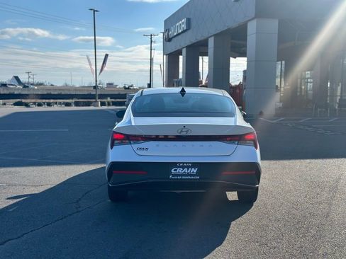 Used 2025 Hyundai Elantra SE image 7