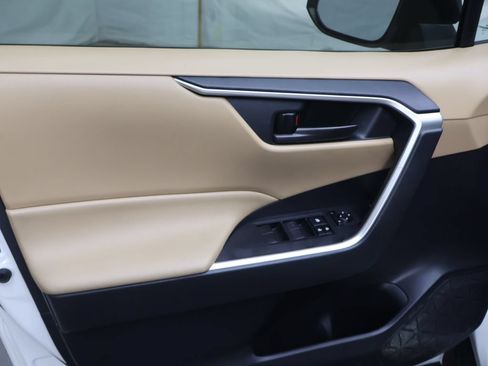 Used 2020 Toyota RAV4 LE FWD image 15