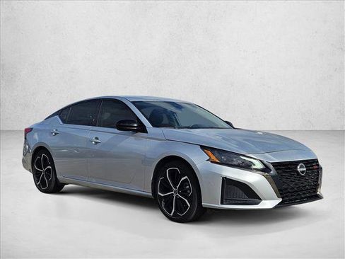 Used 2024 Nissan Altima 2.5 SR FWD image 3