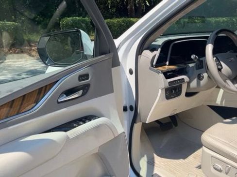 Used 2022 Cadillac Escalade Sport Platinum AWD/4WD image 4