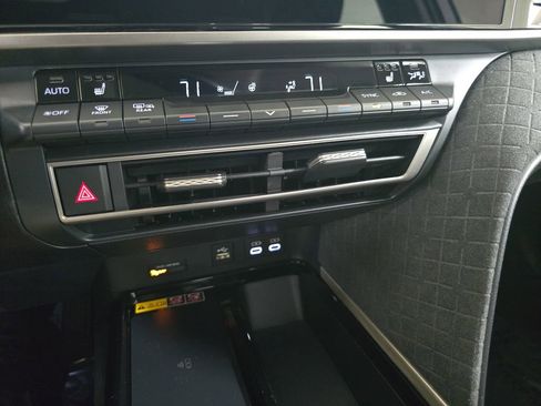 Used 2025 Toyota Camry XLE image 25