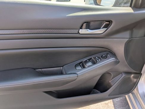 Used 2025 Nissan Altima 2.5 SV FWD image 9