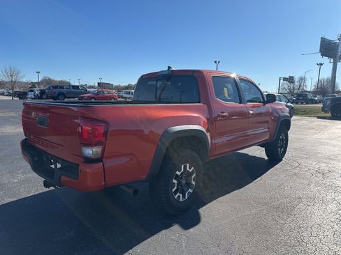 Used 2017 Toyota Tacoma TRD Sport image 6