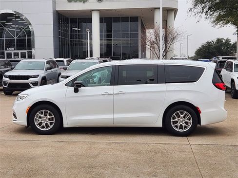 Used 2024 Chrysler Pacifica Touring-L image 4