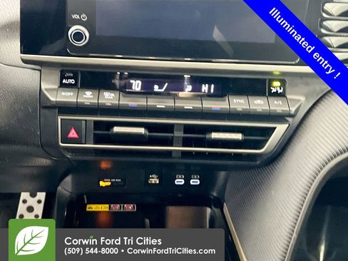 Used 2025 Toyota Camry SE image 9