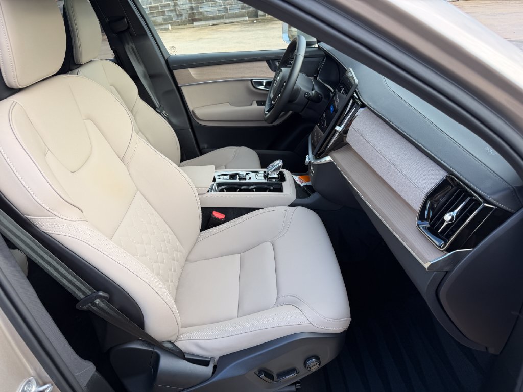 Certified 2025 Volvo XC90 T8 Plus w/ Protection Package Premier AWD/4WD image 24