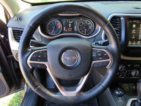 Used 2017 Jeep Cherokee Latitude w/ Comfort/Convenience Group AWD/4WD image 17