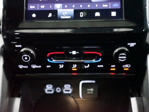 Used 2025 Jeep Grand Cherokee L Laredo RWD image 21