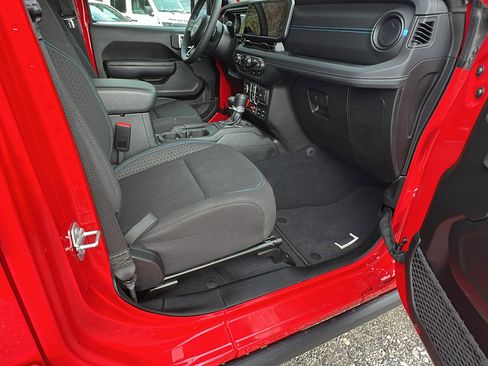 Used 2025 Jeep Wrangler Unlimited Rubicon 4xe image 19