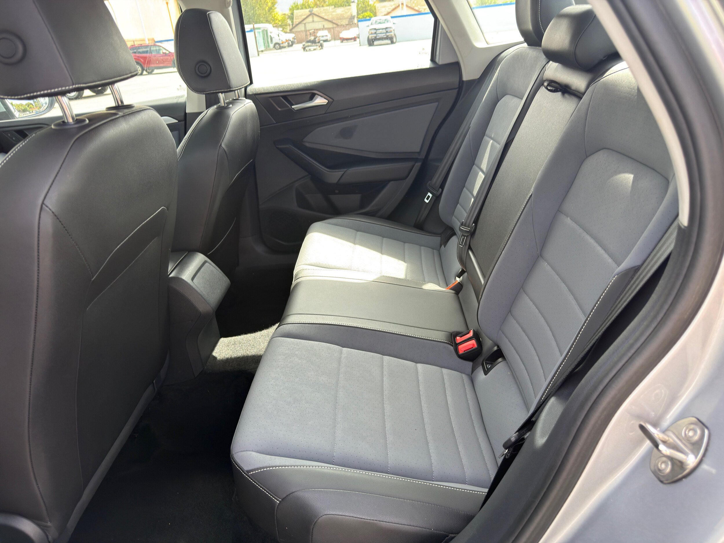 Used 2025 Volkswagen Jetta SE FWD image 16
