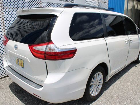 Used 2015 Toyota Sienna XLE FWD image 2