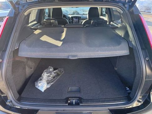 Certified 2025 Volvo XC40 B5 Core image 9