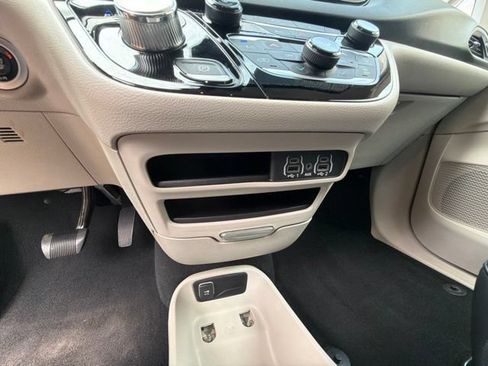 Used 2024 Chrysler Pacifica Touring-L FWD image 27