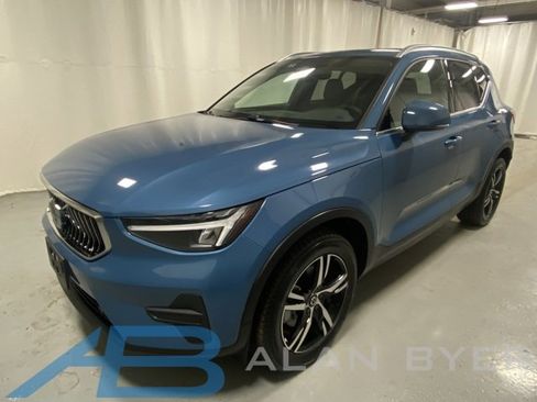 Used 2025 Volvo XC40 B5 Core image 1