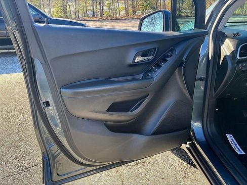 Certified 2022 Chevrolet Trax LT w/ LT Convenience Package image 13