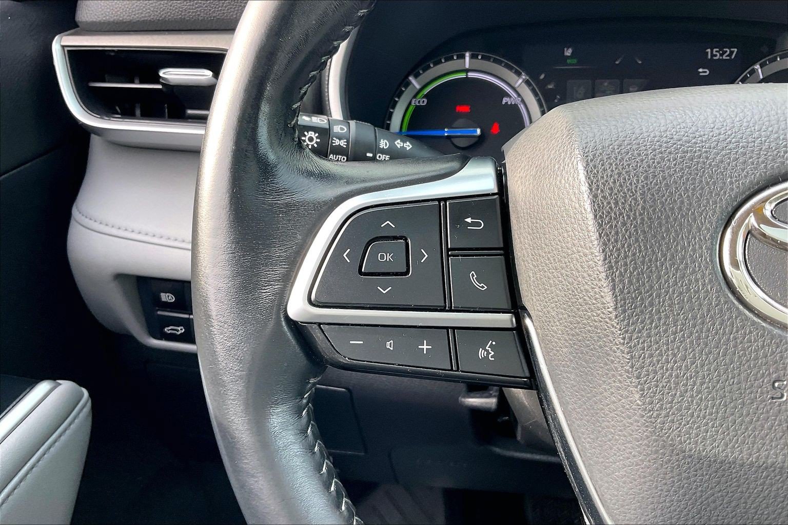 Used 2021 Toyota Highlander XLE AWD/4WD image 23