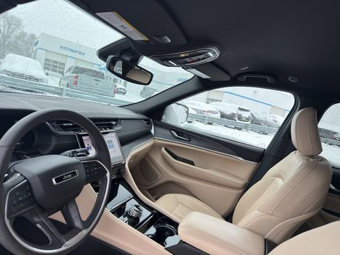 Used 2023 Jeep Grand Cherokee Limited image 26