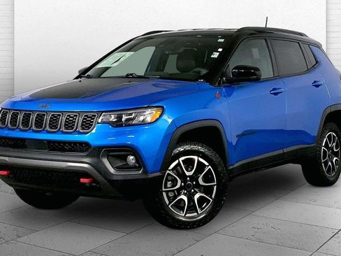 Used 2025 Jeep Compass Trailhawk w/ Trailer Tow Group AWD/4WD image 3