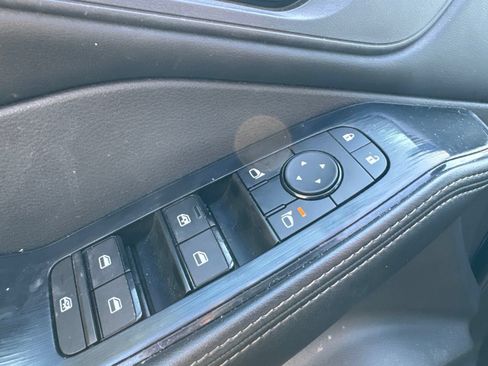 Used 2024 Nissan Rogue SV FWD image 3