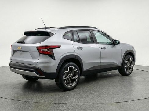 Used 2025 Chevrolet Trax LT w/ LT Convenience Package image 9