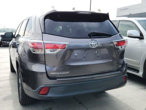 Used 2015 Toyota Highlander Plus FWD image 2