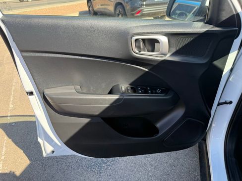Used 2025 Hyundai Venue SEL FWD image 11