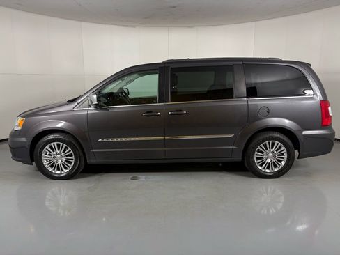Used 2015 Chrysler Town & Country Touring-L image 5