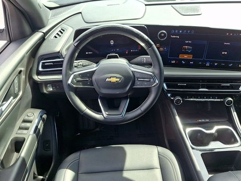 Used 2025 Chevrolet Traverse LT w/ Enhanced Driving Package FWD image 12