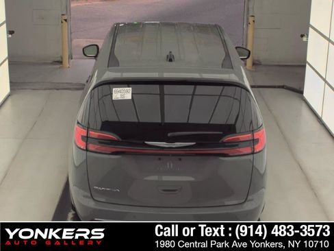 Used 2023 Chrysler Pacifica Touring-L FWD image 6