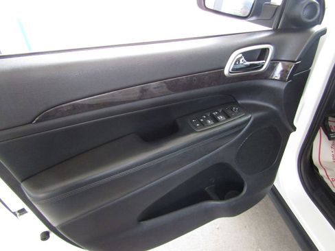 Used 2013 Jeep Grand Cherokee Laredo AWD/4WD image 17