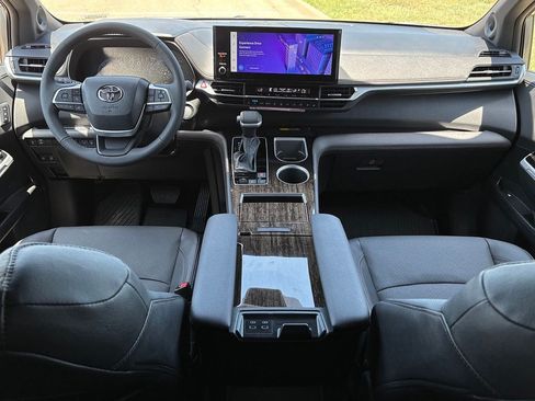 Used 2026 Toyota Sienna Limited FWD image 10