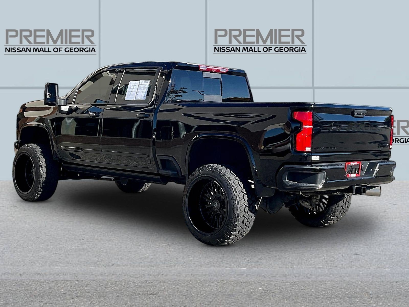 Used 2025 Chevrolet Silverado 2500 High Country w/ Midnight Edition AWD/4WD image 5