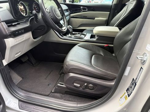 Used 2024 Kia Carnival EX FWD image 9