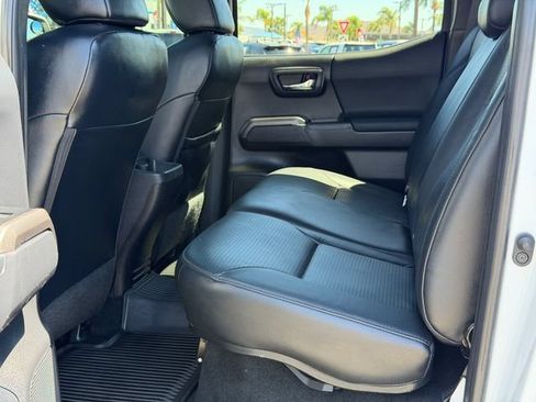 Used 2021 Toyota Tacoma TRD Sport w/ TRD Premium Sport Package AWD/4WD image 18