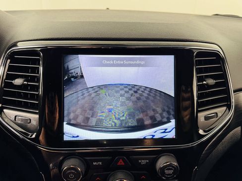 Used 2021 Jeep Grand Cherokee Laredo X RWD image 15
