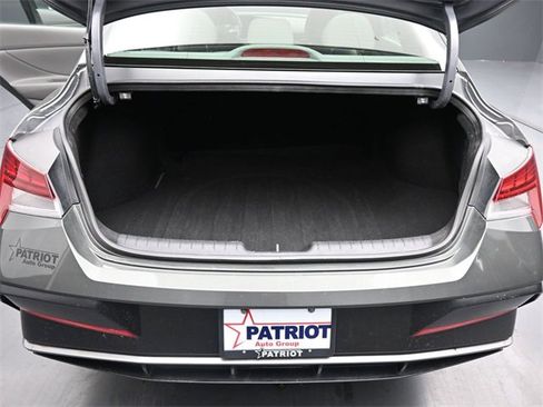 Used 2025 Hyundai Elantra SEL image 19