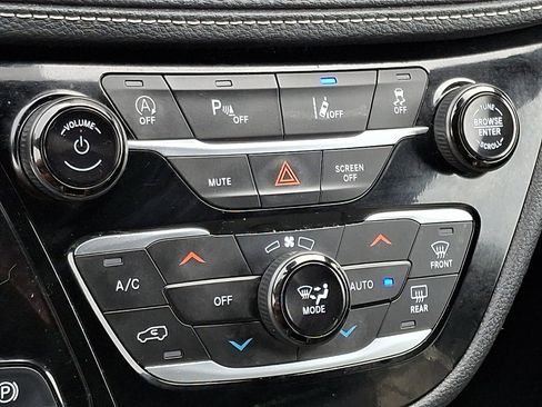 Used 2025 Chrysler Pacifica Limited image 17