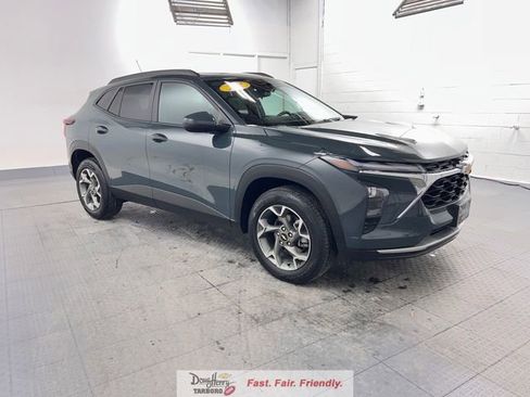 Used 2025 Chevrolet Trax LT FWD image 3