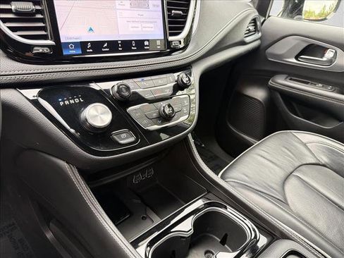 Used 2025 Chrysler Pacifica Limited FWD image 21