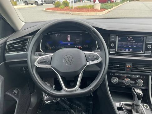 Used 2024 Volkswagen Jetta SE FWD image 14