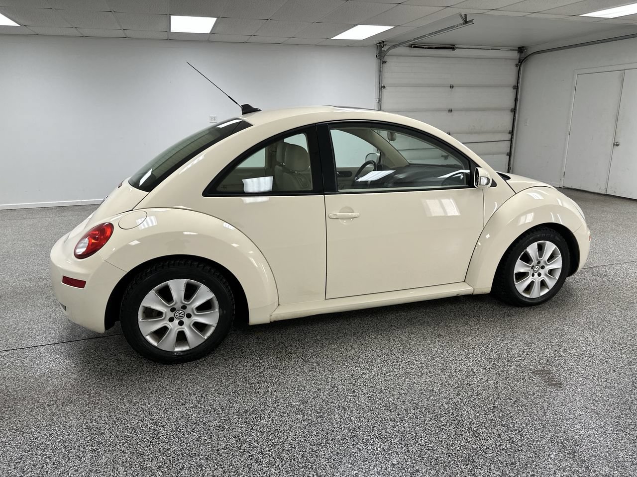 Used 2009 Volkswagen Beetle S FWD image 8
