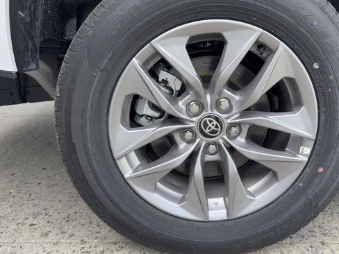 Used 2026 Toyota Sienna LE FWD image 10