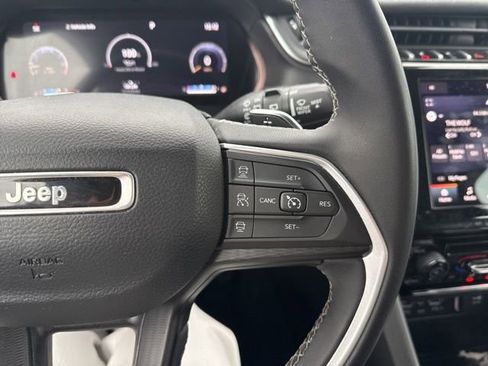 Used 2023 Jeep Grand Cherokee Laredo image 23