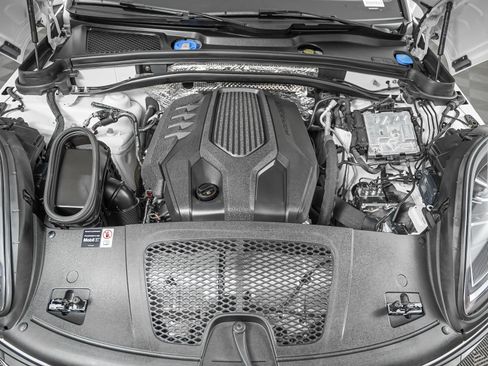 Certified 2026 Porsche Macan AWD/4WD image 12