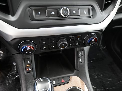 Used 2019 GMC Acadia SLE image 14