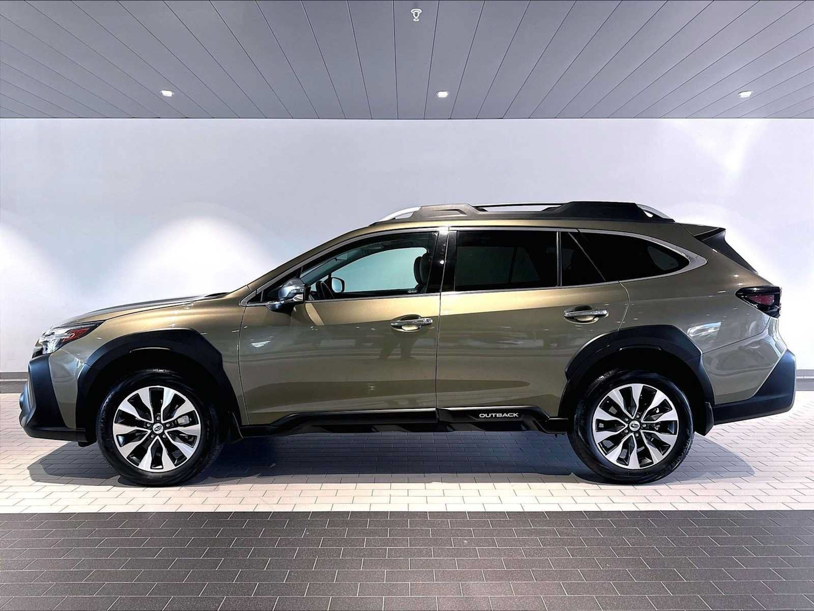 Used 2023 Subaru Outback Touring AWD/4WD image 2