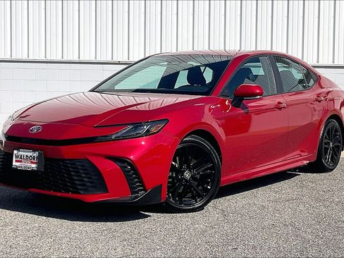 Used 2025 Toyota Camry SE FWD image 2