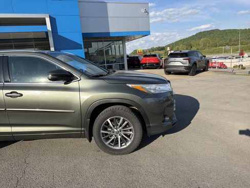 Used 2017 Toyota Highlander XLE AWD/4WD image 2
